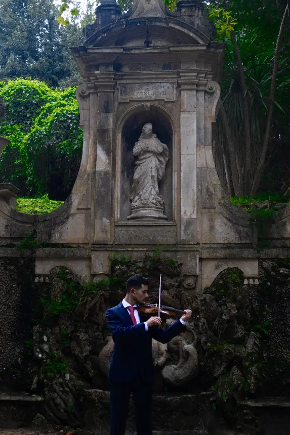 Katonous playing violin in Jardim da Sereia, Coimbra, Portugal.